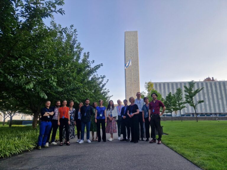 Das Team der Geschäftsstelle von SDSN Germany und Vertreter:innen der wpn2030 treffen sich mit einem Teil der deutschen Delegation für ein Debriefing im UN-Hauptsitz in New York